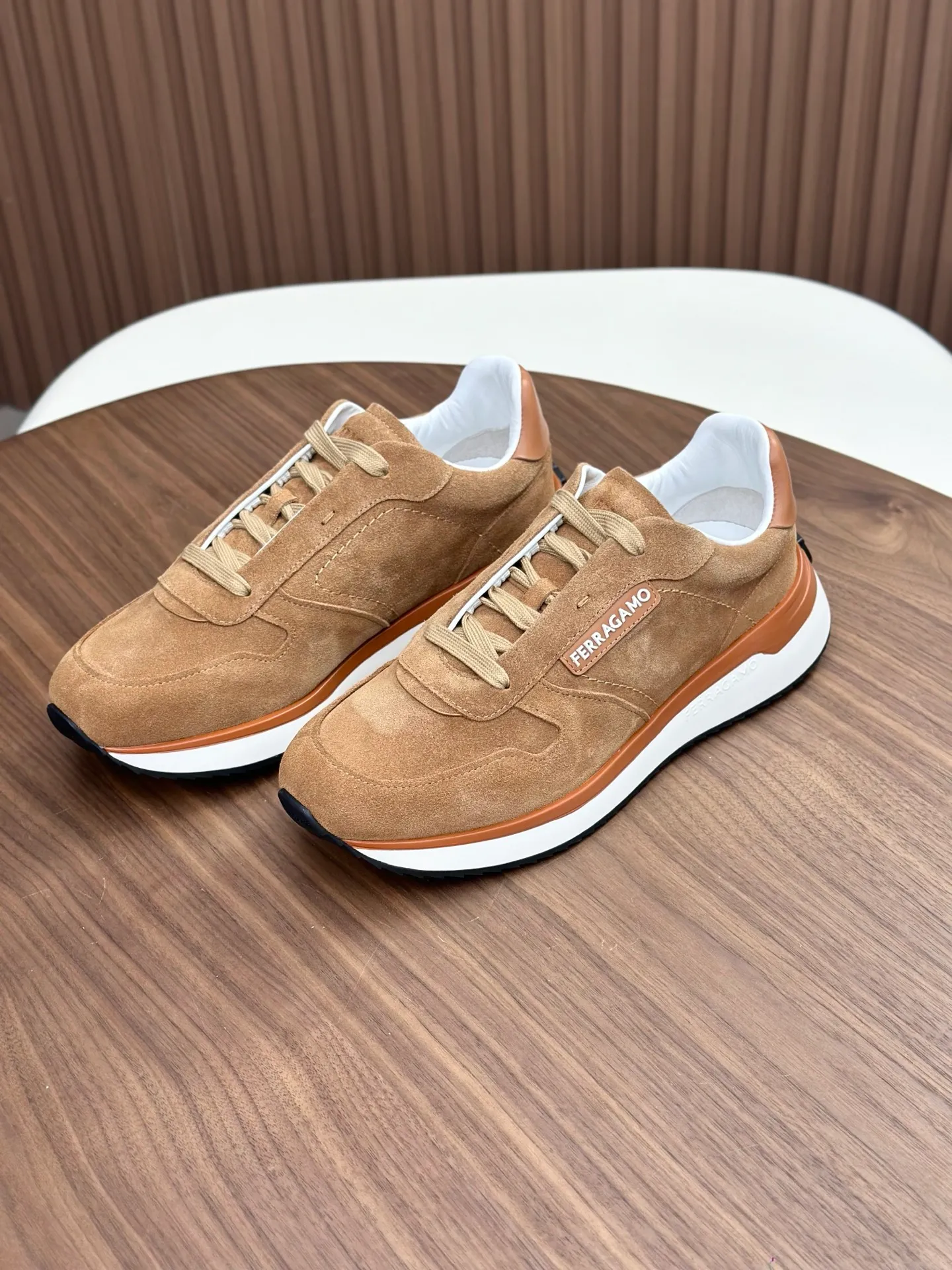 [Ferragamo] Top P: 820💰 Number of yards: 39~44 (38.45 custom-made, non-refundable) Top purchasing agent 🇮🇹 Ferragamo men's casual shoes series, the counter sells the original configuration at the same time, Italian imported cowhide fabric, high-quality splicing technology, imported water-dyed cow lining , Soles: Original foam soles are specially provided by the original factory, and the original factory follows the order. 🔍High quality can be entered and exited the counter at will. Welcome to compare and synchronize with the counter.